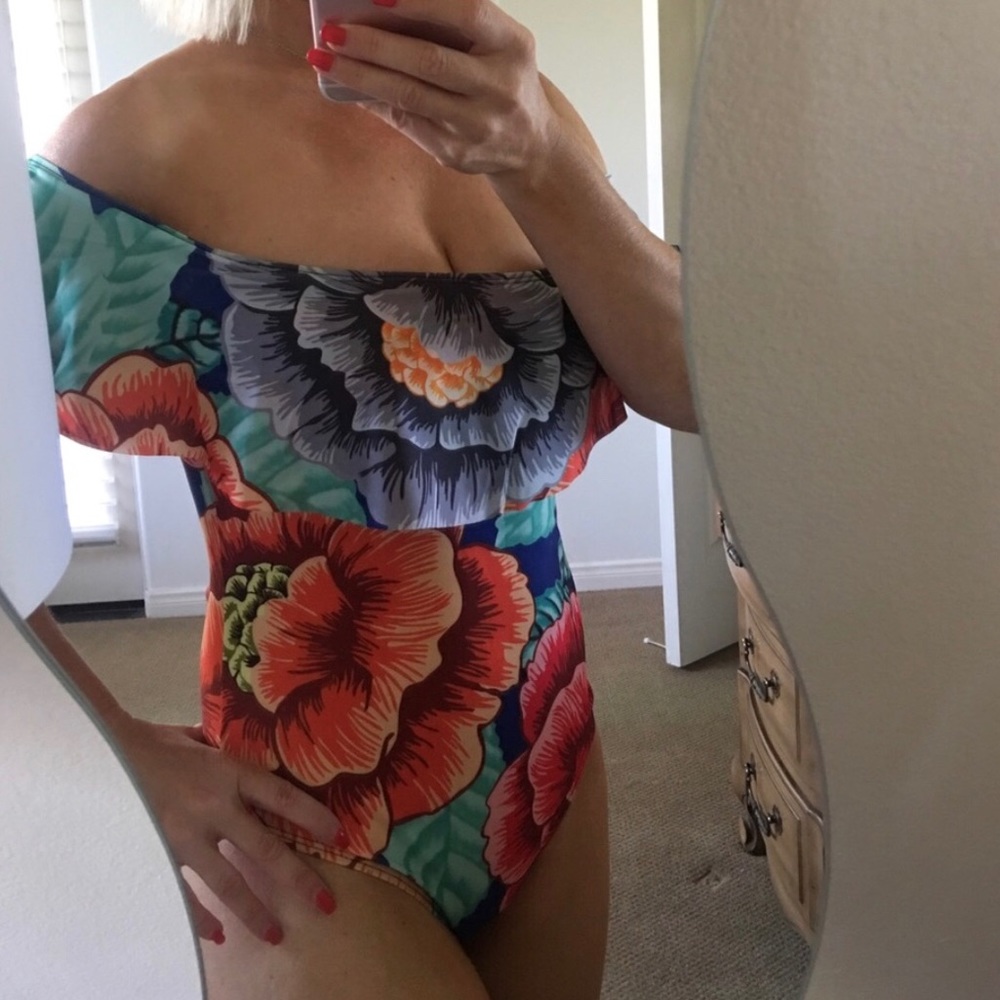 ✨HP✨Off The Shoulder Floral Patterned Swimsuit✨ - Picture 2 of 8